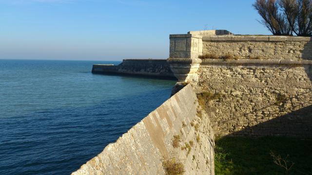 Vue des fortifications en pierre de Saint-Martin-de-Ré au bord de la mer.