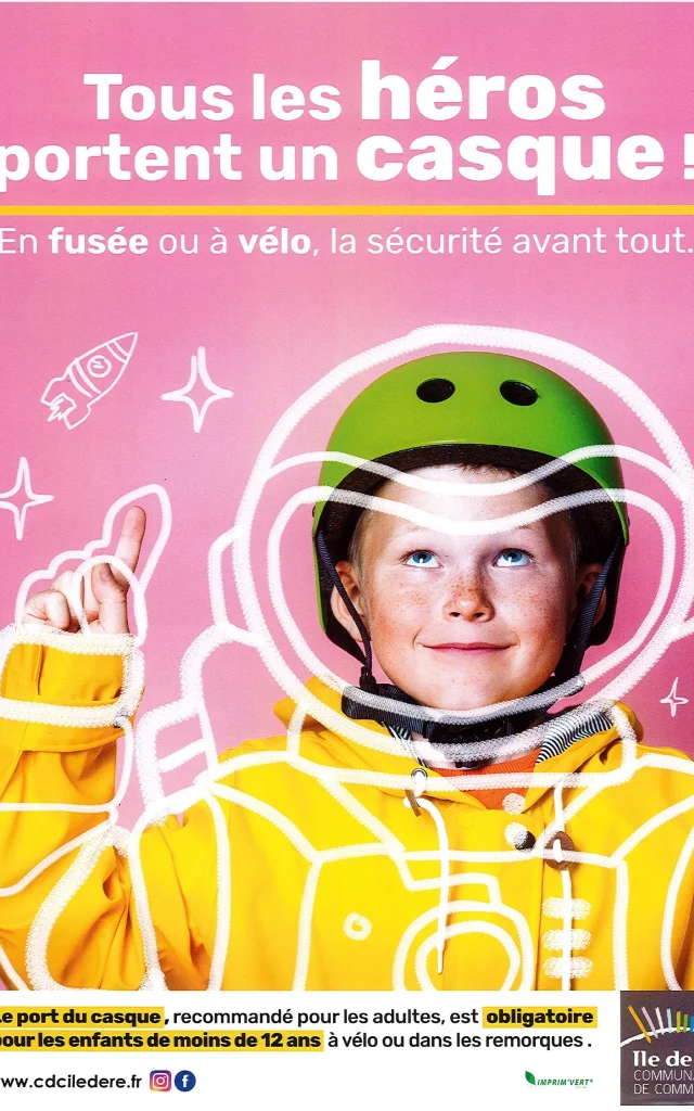 Enfant déguisé en astronaute portant un casque de vélo, slogan : Tous les héros portent un casque
