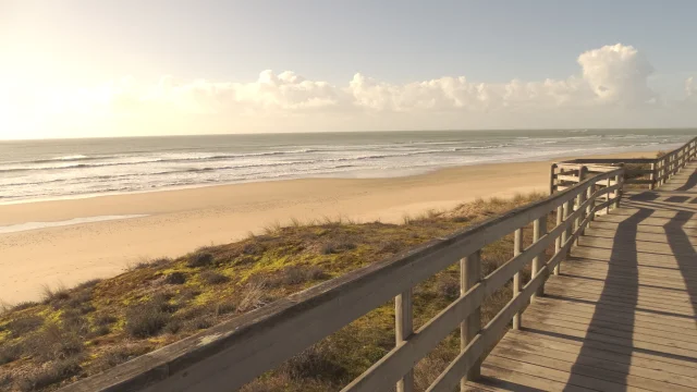 Plage et dune recouverte d'herbe vues depuis l'estacade en bois du Bois-Plage