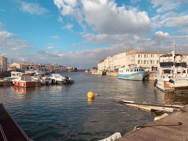 Bateaux dans le port de Saint-Martin avec une bouée jaune au centre