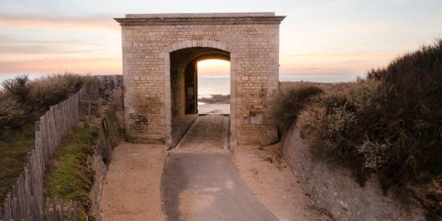 Abri en pierre du Canot de Sauvetage à Saint-Clément au crépuscule
