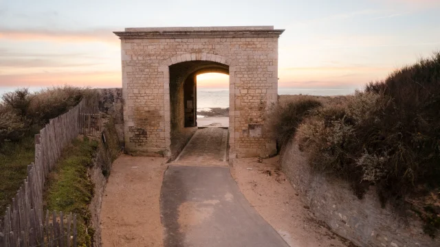 Abri en pierre du Canot de Sauvetage à Saint-Clément au crépuscule
