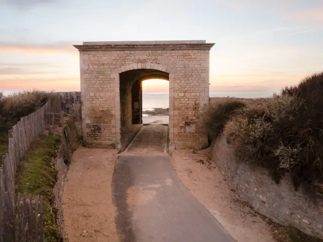 Abri en pierre du Canot de Sauvetage à Saint-Clément au crépuscule