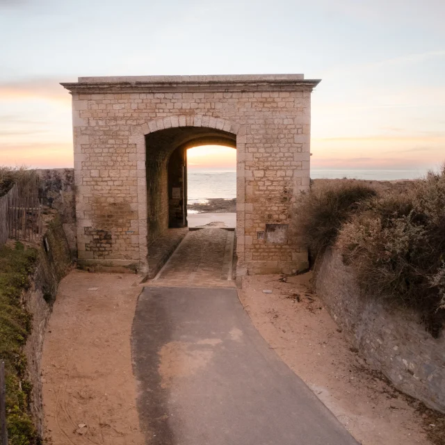 Abri en pierre du Canot de Sauvetage à Saint-Clément au crépuscule