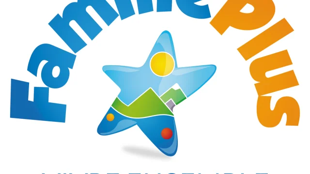 Logo Famille Plus, indiquant un accueil et des activités adaptés aux familles.