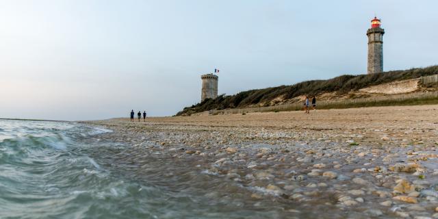 Vue de la vieille tour des Baleines et de la dune herbeuse en arrière plan depuis l'estran
