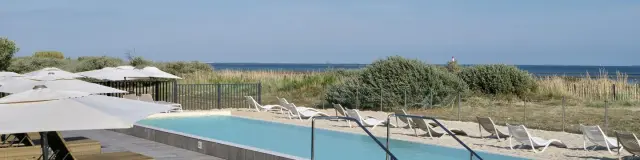 Piscine extérieure avec vue sur l'océan, dans un centre de thalasso.