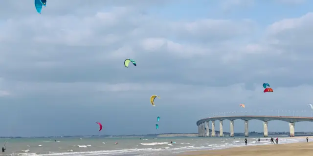 Une plage avec des kite-surfeurs à Rivedoux sur l’île de Ré.