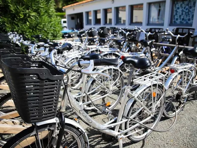 8-camping-au-val-de-loire-equipements-velos-1-.jpg