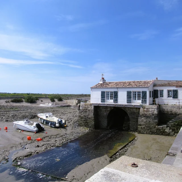Moulin à marée depuis le port de Loix et vu à marée basse
