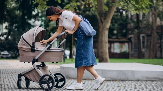 Jeune Mere Marchant Poussette Bebe Dans Parc