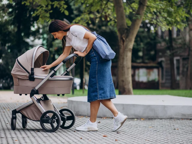 Jeune Mere Marchant Poussette Bebe Dans Parc