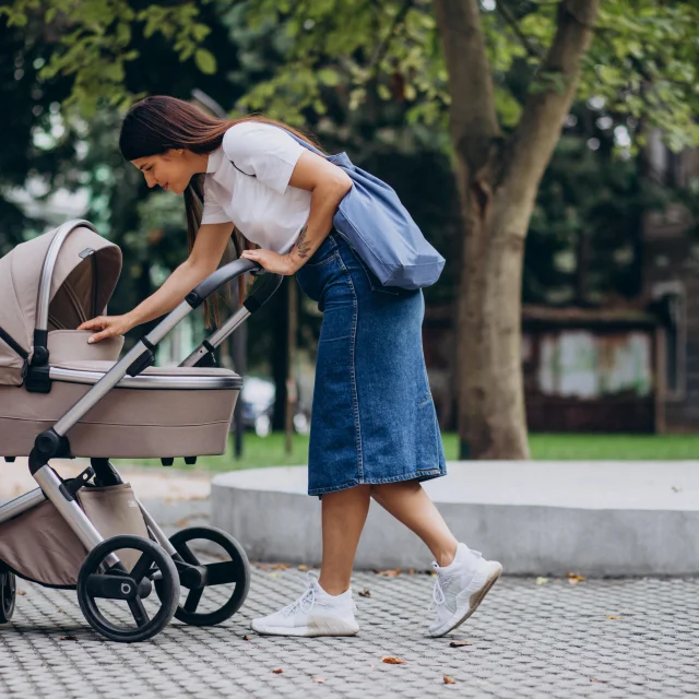junge-meere-markt-kinderwagen-im-park