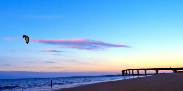 Le pont et la plage Nord de Rivedoux au lever du soleil.