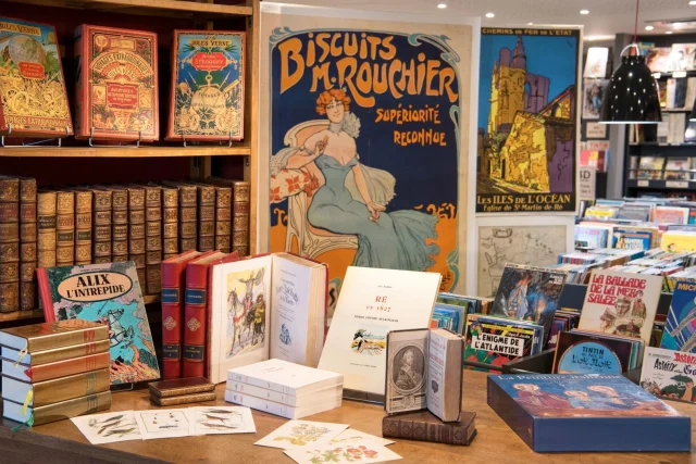 Intérieur de la librairie de l'Atelier Quillet avec livres anciens