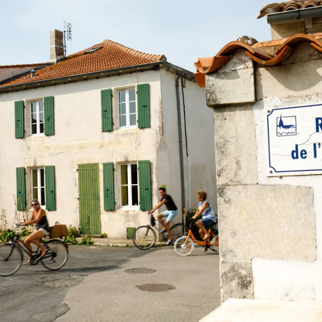 Personnes à vélo dans la Rue de l'Église à Sainte-Marie-de-Ré