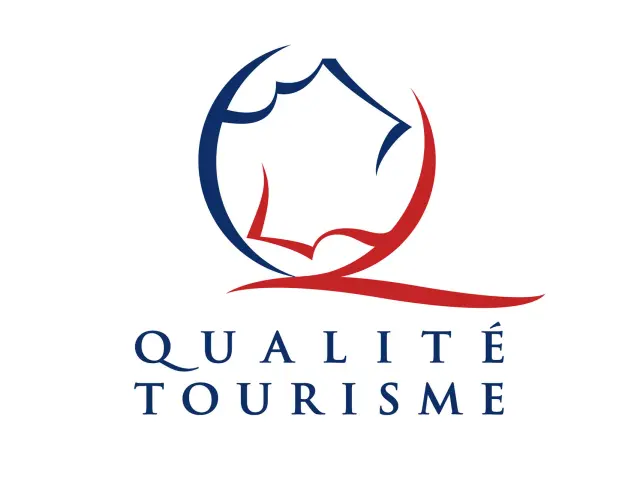 Logo officiel de la marque Qualité Tourisme : un cercle stylisé bleu et rouge formant un visage de profil, avec l'inscription QUALITÉ TOURISME en bleu en dessous.