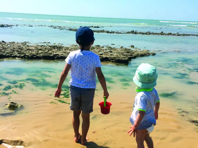 Enfants pêchant à pied au bord de la mer sur l'Île de Ré