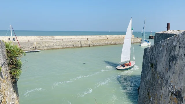 Bateau naviguant vers le port de Saint-Martin-de-Ré sous un ciel bleu