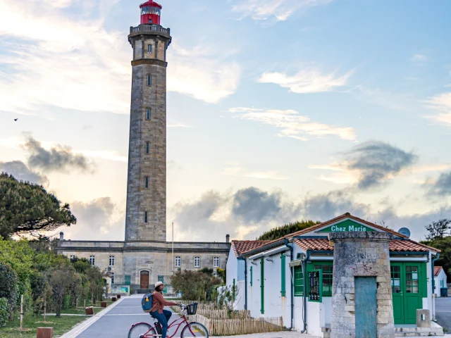Cycliste Hiver Phare Des Baleines Clo Et Clem