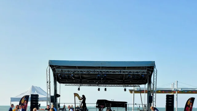 Concert en plein air à Rivedoux avec une foule rassemblée devant une scène.