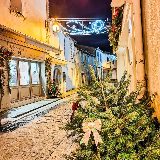 Rue piétonne de La Flotte décorée avec des illuminations de Noël.