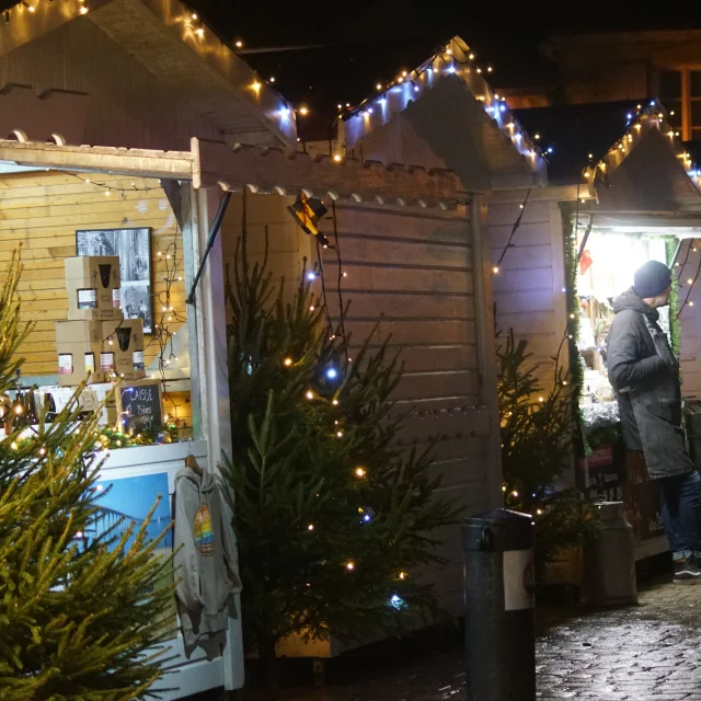 Stands illuminés au marché de Noël 2022 au Bois-Plage.