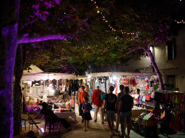 Scène animée du marché nocturne à La Flotte, île de Ré.