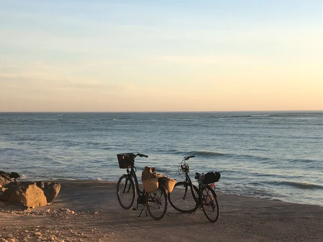 Deux vélos garés sur la plage du Canot de Sauvetage, face à l'océan Atlantique.