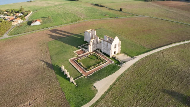 Vue aérienne de l'abbaye des Châteliers, île de Ré.