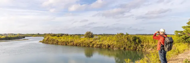 Randonneur explorant la réserve naturelle sur l'île de Ré.
