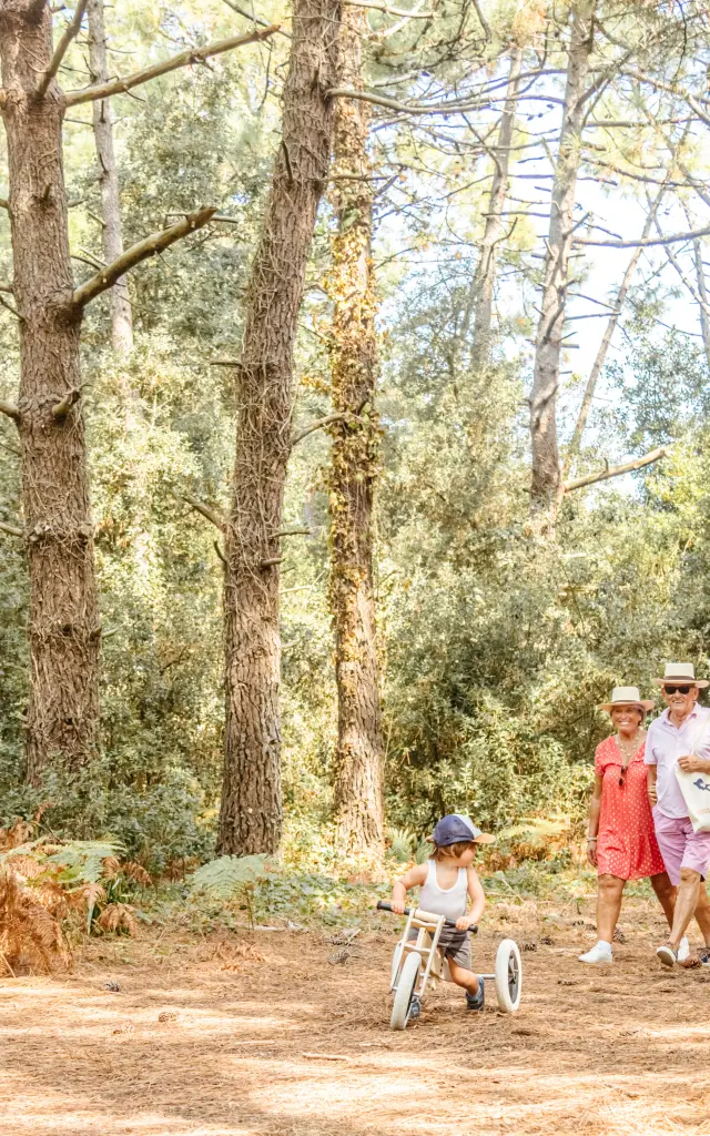 Famille en promenade dans une forêt de l'île de Ré