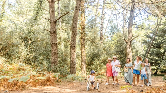 Famille en promenade dans une forêt de l'île de Ré