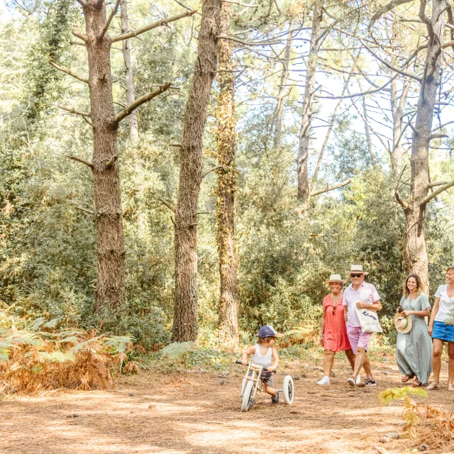 Famille en promenade dans une forêt de l'île de Ré