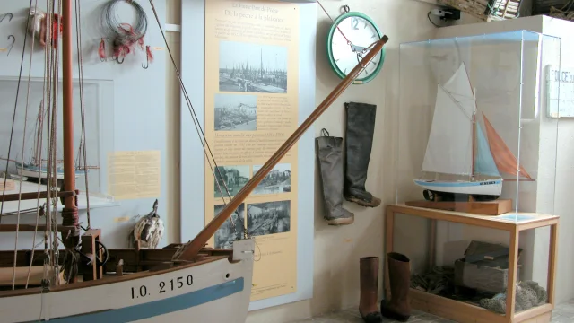 Exposition d'objets maritimes dans le musée du Platin.