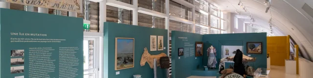 Vue du hall d'exposition au Musée Ernest Cognacq à Saint-Martin-de-Ré.