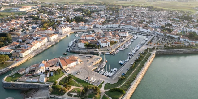 File:Saint Martin, Ile de ré - panoramio.jpg - Wikimedia