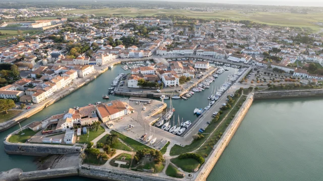 Vue aérienne du port et des fortifications de Saint-Martin-de-Ré.