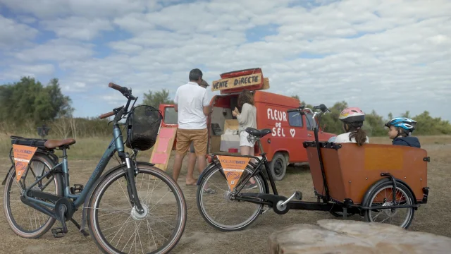 Vélos cargo de Holland Bikes exposés au bord de la mer