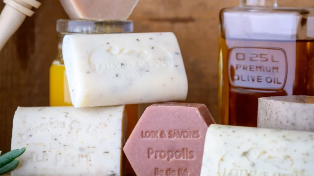 Savons et produits cosmétiques locaux exposés