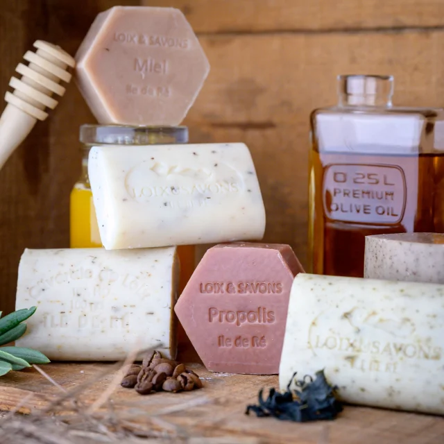 Savons et produits cosmétiques locaux exposés