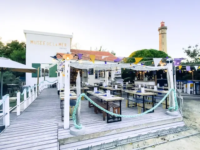 Terrasse du restaurant Juste avec le phare des Baleines en arrière-plan