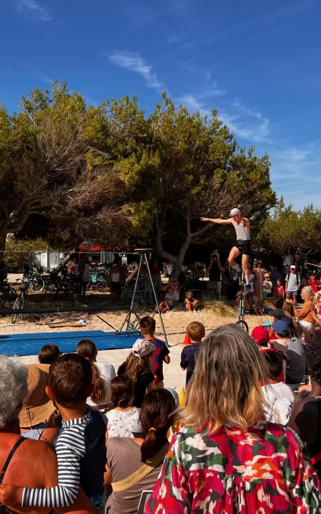 Spectacle en plein air pour enfants à La Couarde, entouré de spectateurs