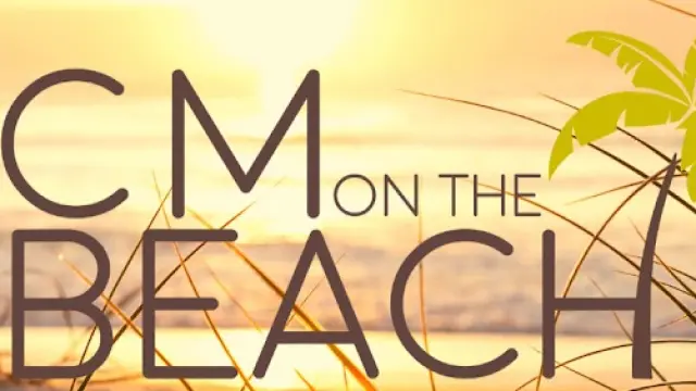 Affiche de l'événement CM on the Beach présentant un paysage côtier au coucher du soleil.