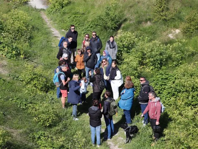 Groupe suivant une visite guidée dans les fortifications de Saint-Martin.
