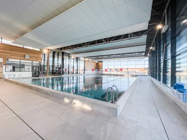 Vue d’ensemble sur le bassin intérieur de 25 m du centre AquaRé