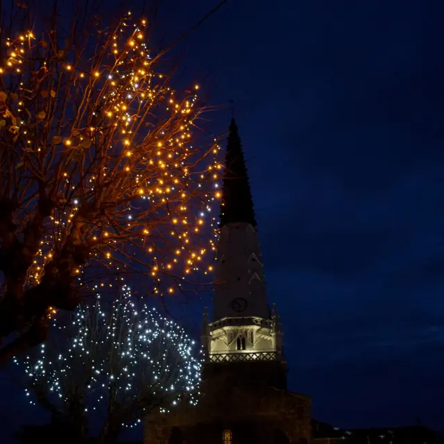 2025 12 Ars En Re Arbre Avec Eglise Decoration De Noel 3