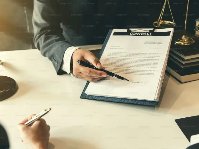 Illustration d’un contrat ou document de conditions d’utilisation sur un bureau.