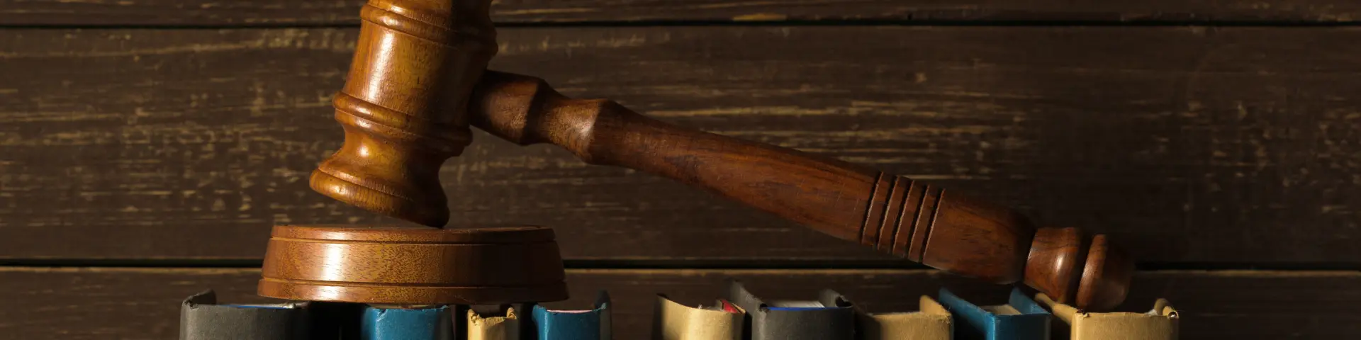 Marteau de justice posé sur des livres de droit représentant les mentions légales et le cadre juridique du site iledere.com