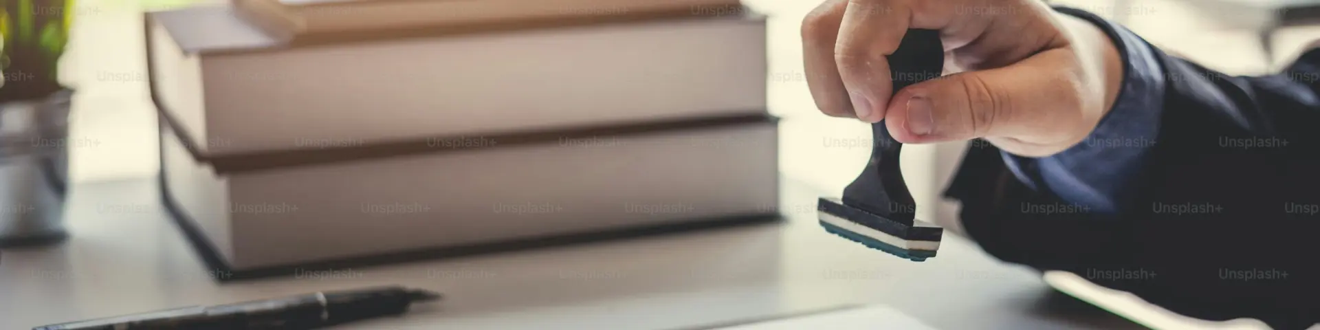 Illustration d’un document juridique posé sur un bureau, symbolisant les mentions légales d’un site web.